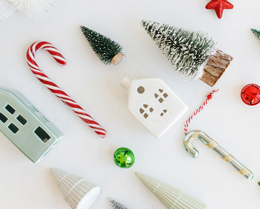 weihnachtsdeko, miniaturhaus, kugel, zuckerholz, tannenzweig