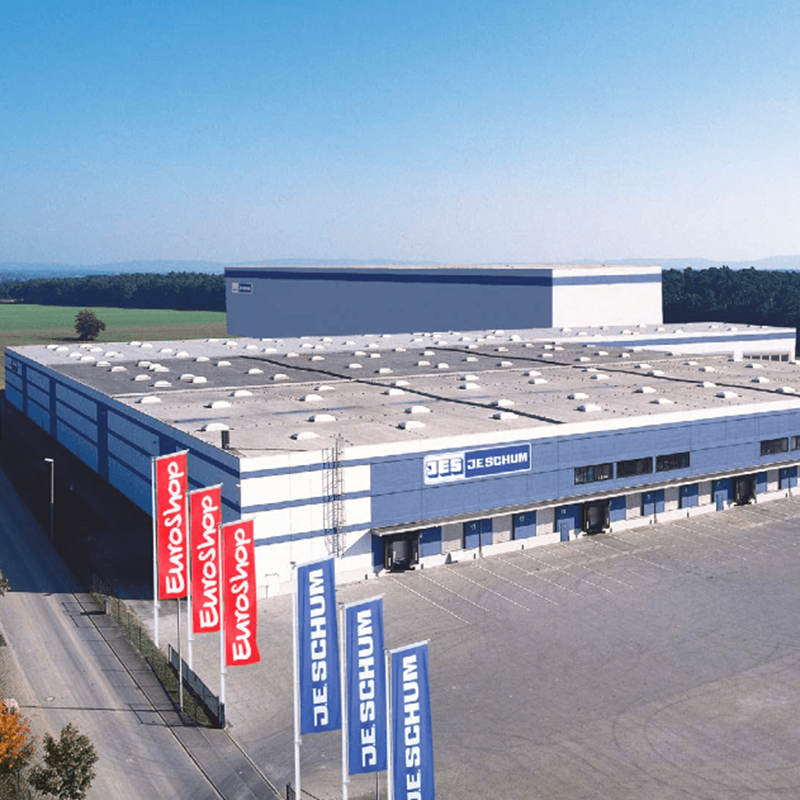 Lagerhalle, Gebäude, Logistikzentrum, Parkplatz, Fahnen