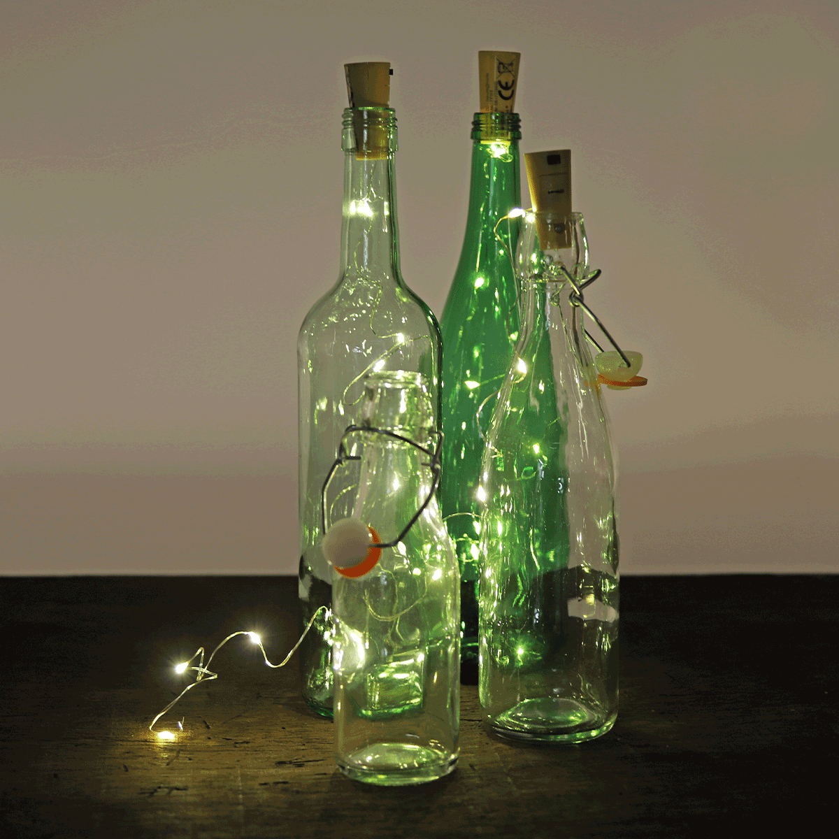 glasflaschen, grüne flaschen, Lichterkette, Flaschen-Deko, Klarglasflaschen, Glasflasche, Flaschen mit Lichterkette, Grüne Glasflaschen, LED-Lichter, Deko-Bottles, glasflaschen, grüne flaschen, lichterkette, dekoration, recyceltes glas