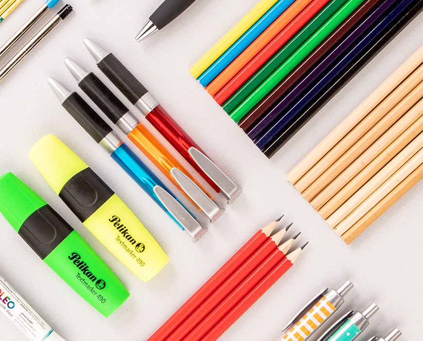 Schreibtisch-Accessoires, Schulsachen, Klebezubehör, Bunte Utensilien, Schreibtisch-Tools, Bleistifte, Buntstifte, Filzstifte, Marker, Schneidwerkzeuge
